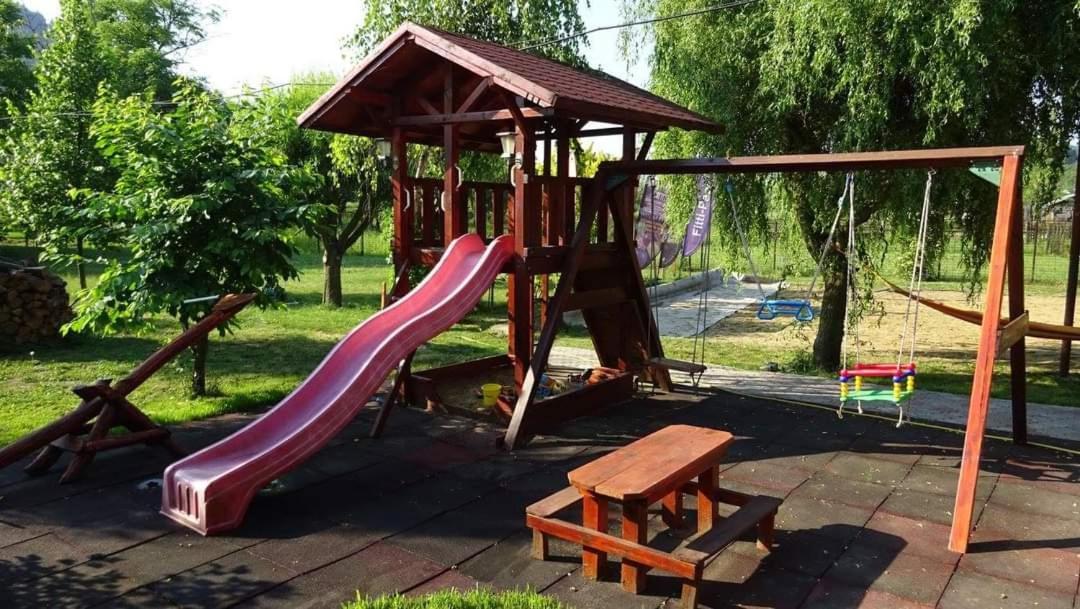 Holiday Vendeghaz Es Szabadidokert Jardanhaza Exterior photo